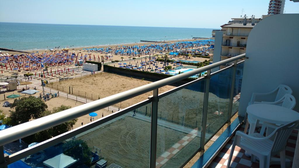 Hotel La Brezza Frontemare Lido di Jesolo Exterior foto
