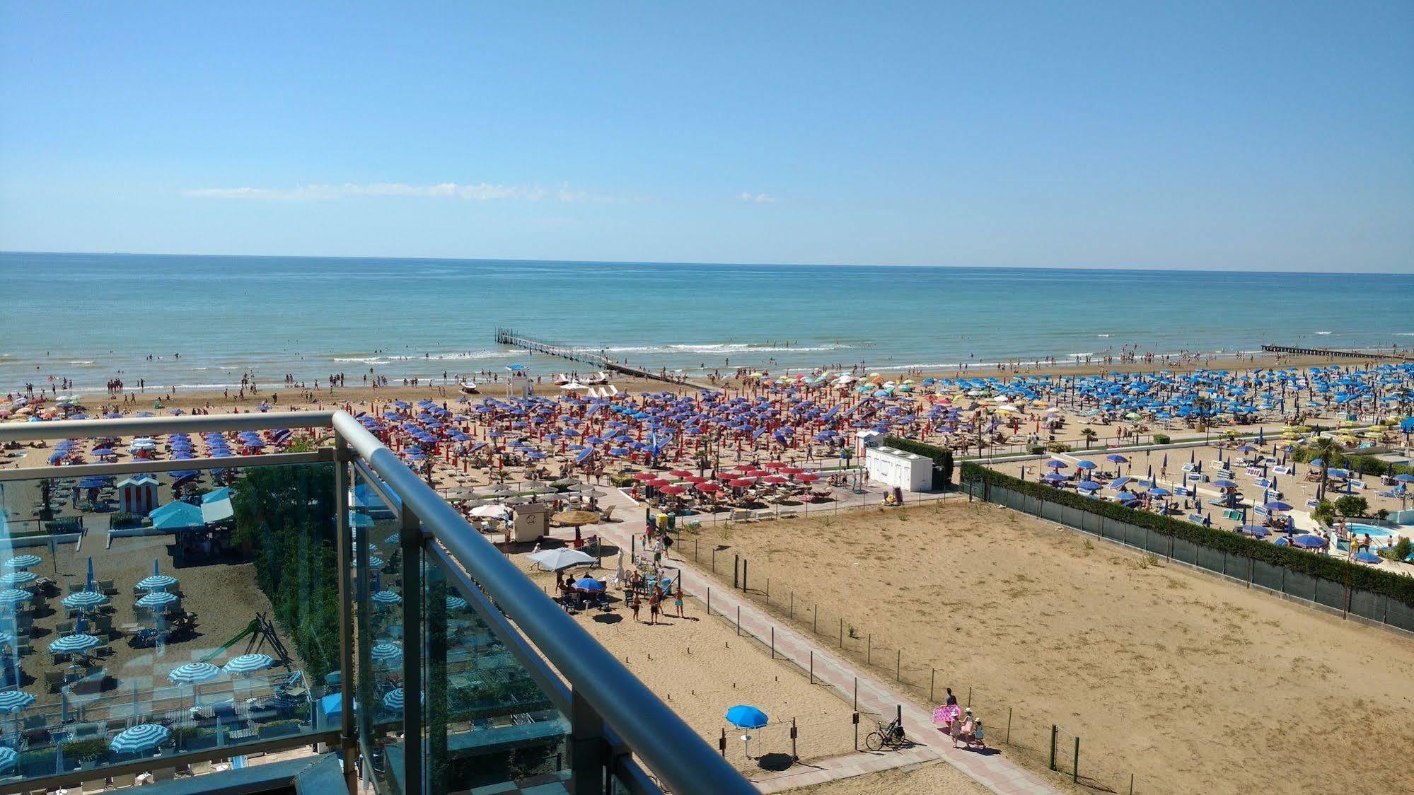 Hotel La Brezza Frontemare Lido di Jesolo Exterior foto